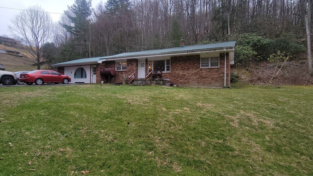 168 Roy E Brown Rd in Vilas, NC - Building Photo