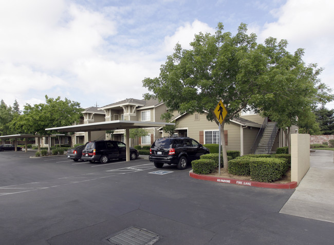 Village Crossing Apartments in Elk Grove, CA - Foto de edificio - Building Photo