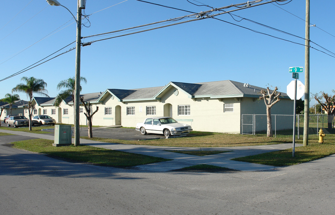 1050-1070 NW 9th Ave in Homestead, FL - Foto de edificio