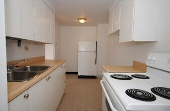 Kensington Apartments in Hamilton, ON - Building Photo - Building Photo