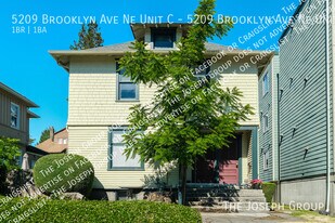 5209 Brooklyn Ave NE in Seattle, WA - Building Photo