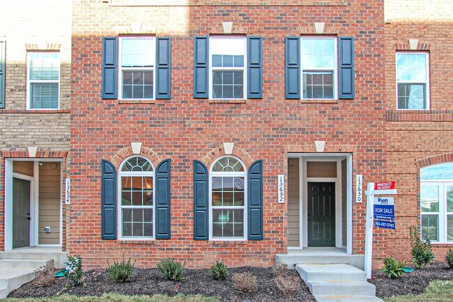 13652 Endeavour Dr in Herndon, VA - Foto de edificio - Building Photo