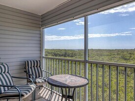 3607 E Bay Dr in Holmes Beach, FL - Building Photo