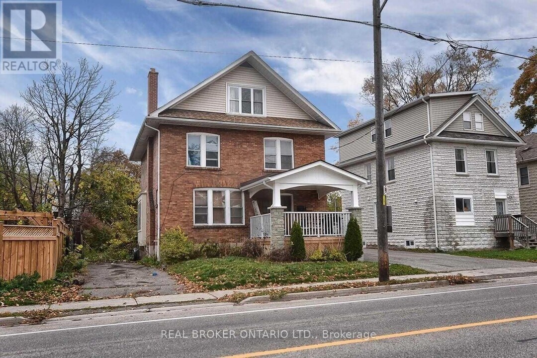210 Mary St N in Oshawa, ON - Building Photo