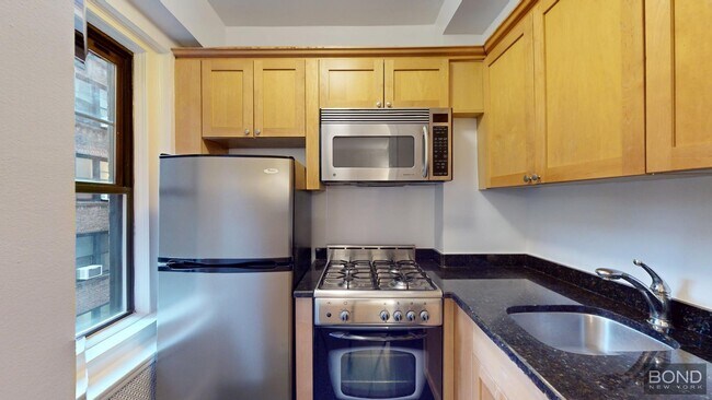 95 Christopher St in New York, NY - Building Photo - Building Photo