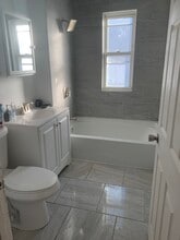17 Ashley St, Unit 2 in New Bedford, MA - Foto de edificio - Building Photo