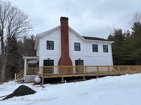 6137 Main St in Tannersville, NY - Building Photo