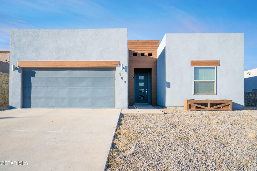 180 Red Legs Ct in Santa Teresa, NM - Building Photo