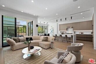714 N La Jolla Ave in Los Angeles, CA - Building Photo - Building Photo