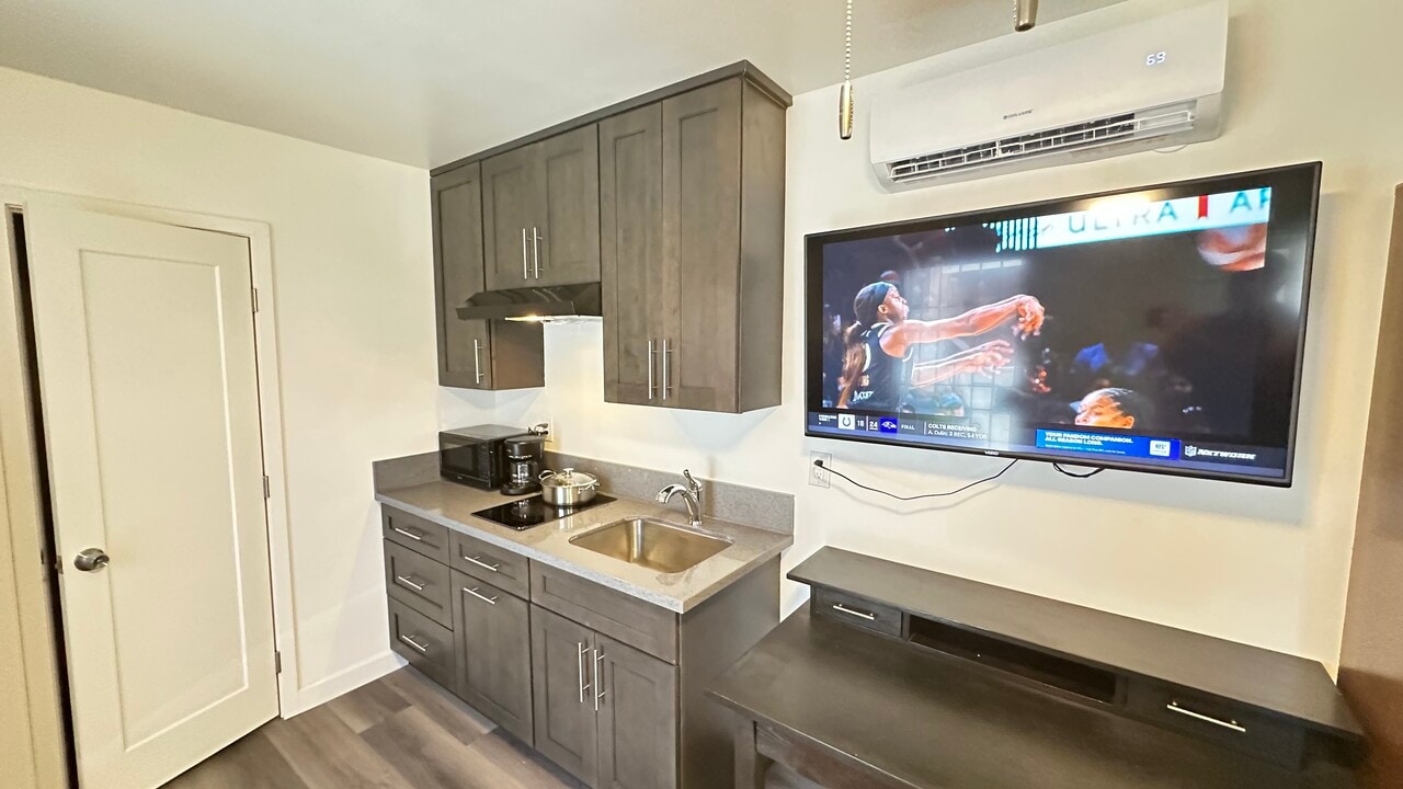 11420 Cedar Ave, Unit Studio A in Hawthorne, CA - Building Photo