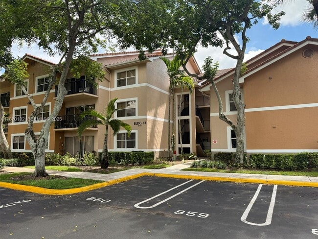 8781 Wiles Rd in Coral Springs, FL - Foto de edificio - Building Photo