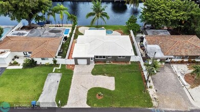 121 Almar Dr in Wilton Manors, FL - Foto de edificio - Building Photo