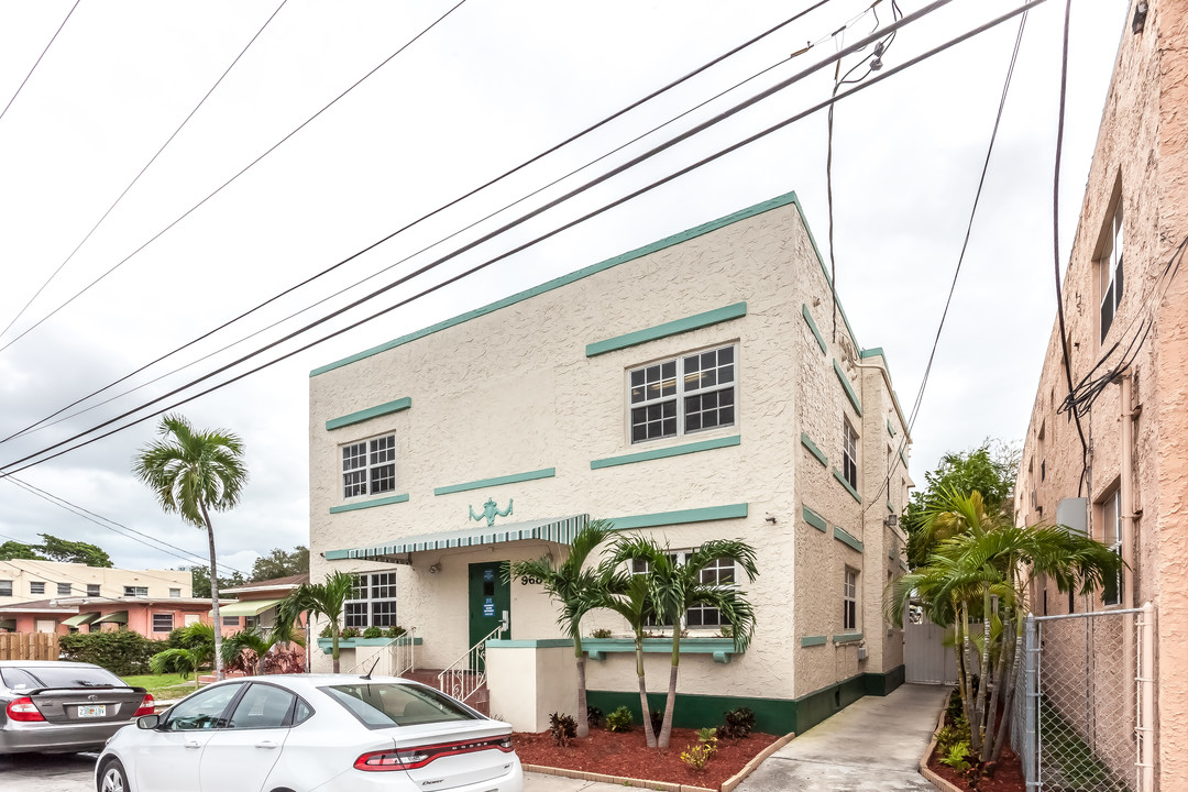 968 NW 2nd St in Miami, FL - Building Photo