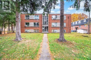 2138 Ghent Ave in Burlington, ON - Building Photo