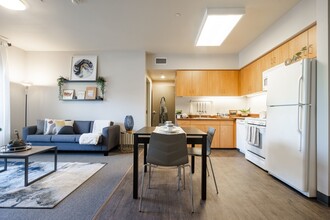 Claremont Collegiate Apartments in Claremont, CA - Foto de edificio - Building Photo