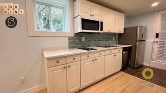 672 11th St in West Vancouver, BC - Building Photo