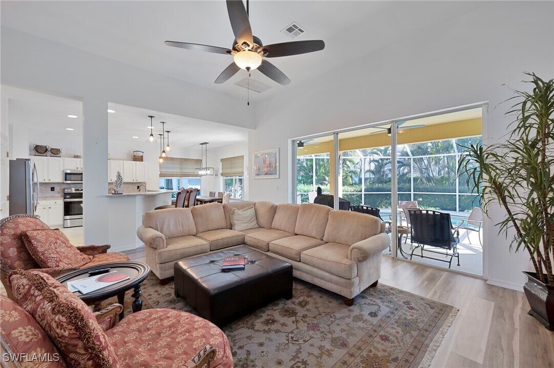 5005 Old Pond Dr in Naples, FL - Building Photo