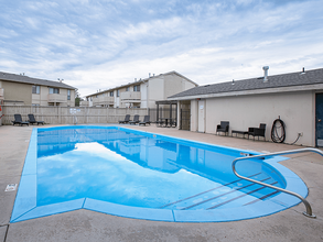 Ponderosa Apartments in Wichita, KS - Foto de edificio - Building Photo