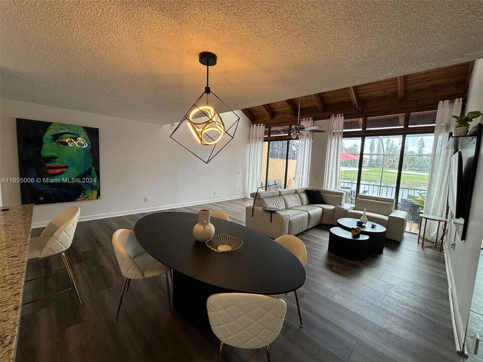 10850 S Golfview Dr in Pembroke Pines, FL - Building Photo