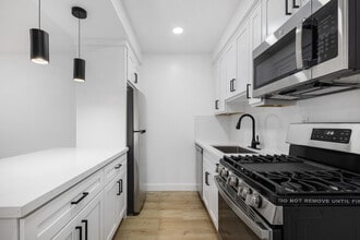 Mediterranean Apartments in Los Angeles, CA - Foto de edificio - Building Photo