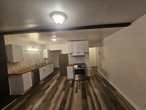 37252 Jefferson Ave, Unit 1 in Harrison Township, MI - Foto de edificio - Building Photo