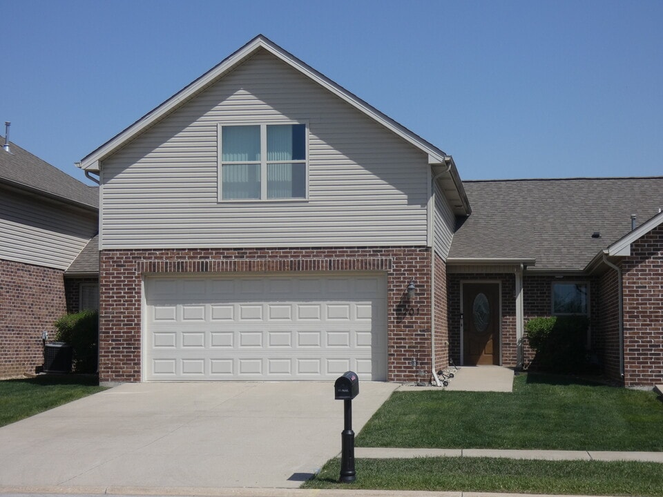 201 E John Casey Rd in Bourbonnais, IL - Building Photo