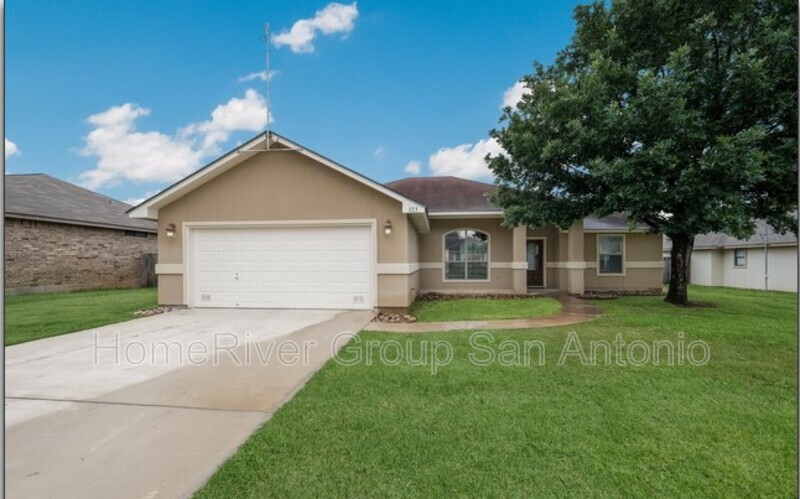 323 Bunker Hill in Pleasanton, TX - Building Photo