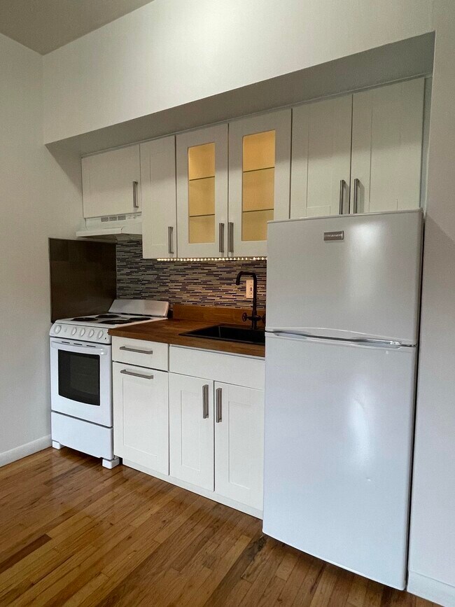 11 Cuneo Pl in Jersey City, NJ - Building Photo - Building Photo