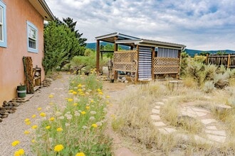 313 Adobe Rd in Taos, NM - Building Photo - Building Photo