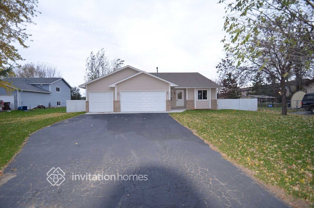 6163 Kalland Dr in Albertville, MN - Building Photo