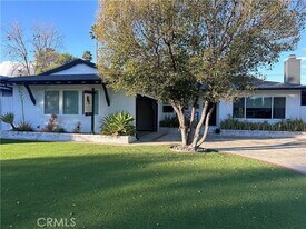 22315 Kittridge St in Los Angeles, CA - Building Photo