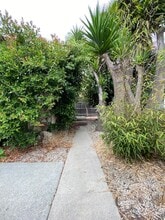 649 Santa Clara Ave, Unit 649 1/2 in Venice, CA - Foto de edificio - Building Photo