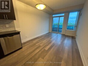 7165-7165 Yonge St in Vaughan, ON - Building Photo - Building Photo