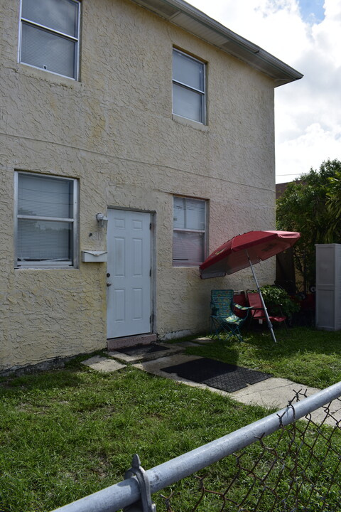 1611 NW 65th St in Miami, FL - Building Photo