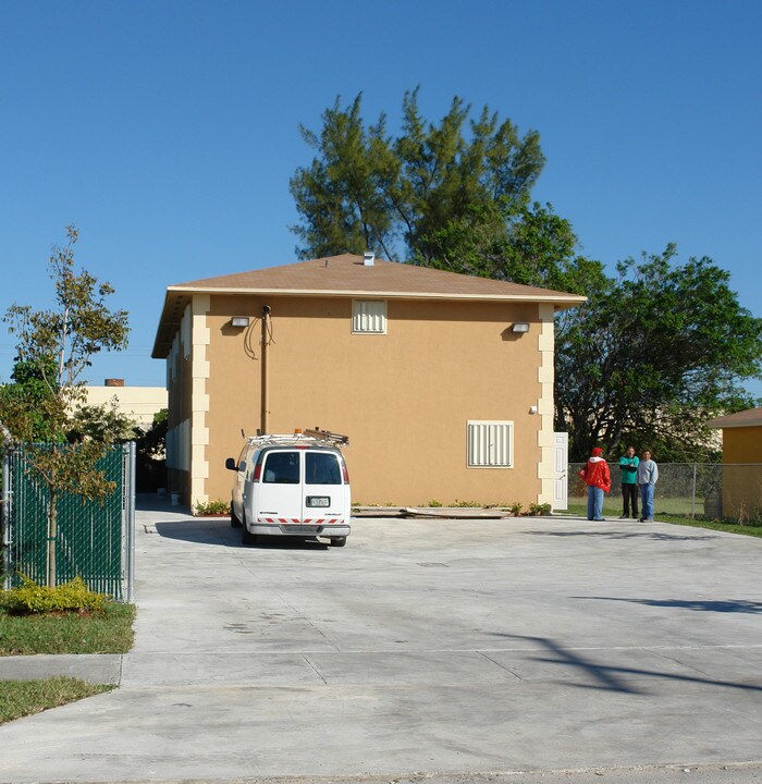 759 NW 70th St in Miami, FL - Building Photo