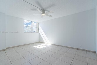 2821 N Miami Beach Blvd in North Miami Beach, FL - Building Photo - Building Photo
