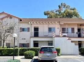 2819 New Castle Way in Carlsbad, CA - Building Photo