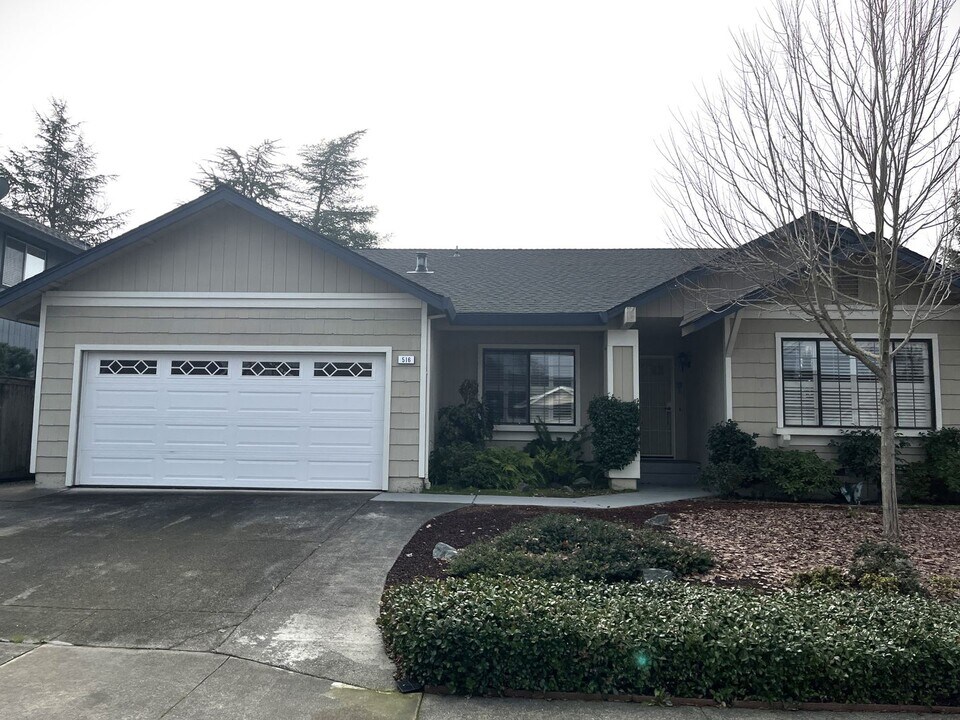 516 Gertrude Dr in Windsor, CA - Building Photo