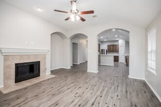 1919 Treasure Mountain Dr in Spring, TX - Foto de edificio - Building Photo