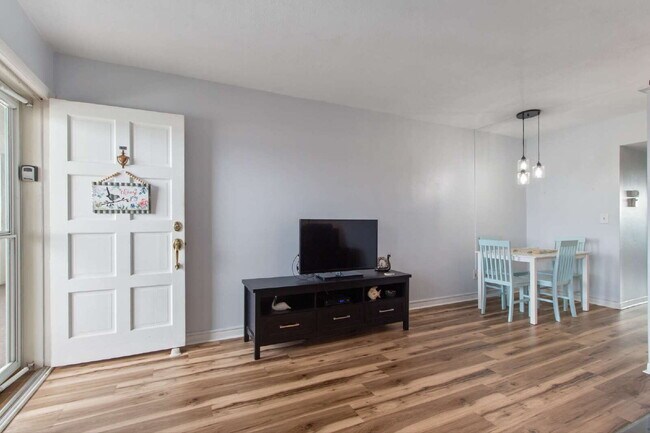 1235 S Highland Ave-Unit -Blg 5 - #608 in Clearwater, FL - Building Photo - Building Photo