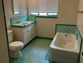 2950 Land Park Dr in Sacramento, CA - Building Photo - Building Photo