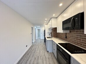 5947 W Montrose Ave in Chicago, IL - Building Photo - Building Photo