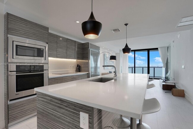 460 NE 28th St, Unit 2806 in Miami, FL - Foto de edificio - Building Photo