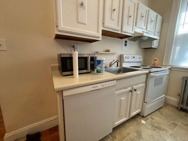 52 Strathmore Rd, Unit 1