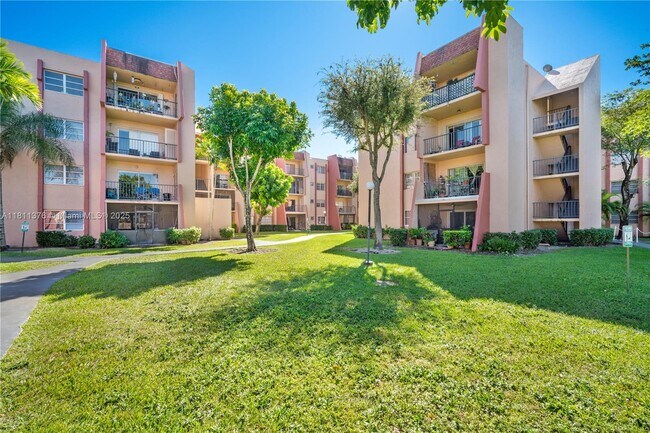 13707 Kendale Lakes Cir in Miami, FL - Building Photo - Building Photo
