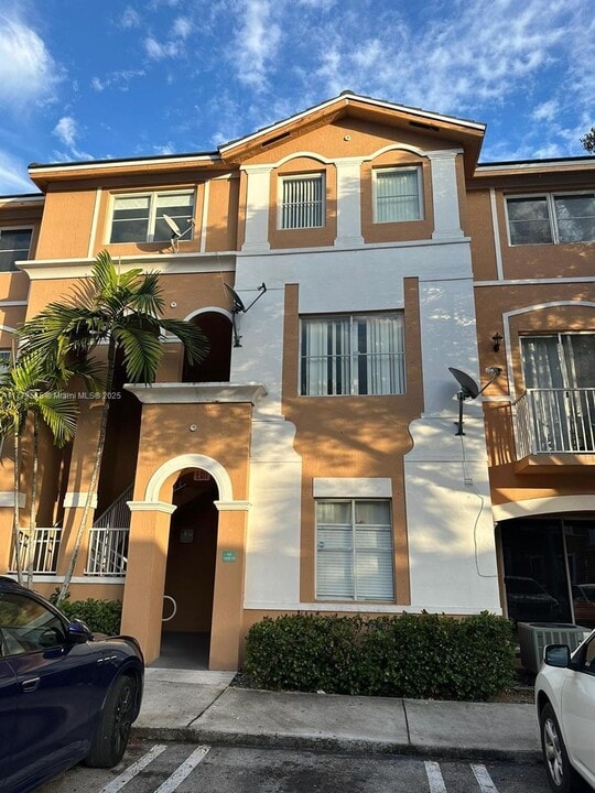 7060 NW 177th St in Hialeah, FL - Building Photo