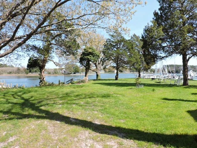 8106 Terrapin Cove Rd in Gloucester Point, VA - Building Photo - Building Photo