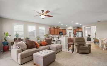 6747 Jaquenetta Dr in Sparks, NV - Foto de edificio - Building Photo