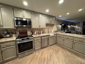 16548 Harbour Ln in Huntington Beach, CA - Foto de edificio - Building Photo
