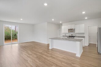 302 Red Cedar Dr in Sneads Ferry, NC - Building Photo - Building Photo